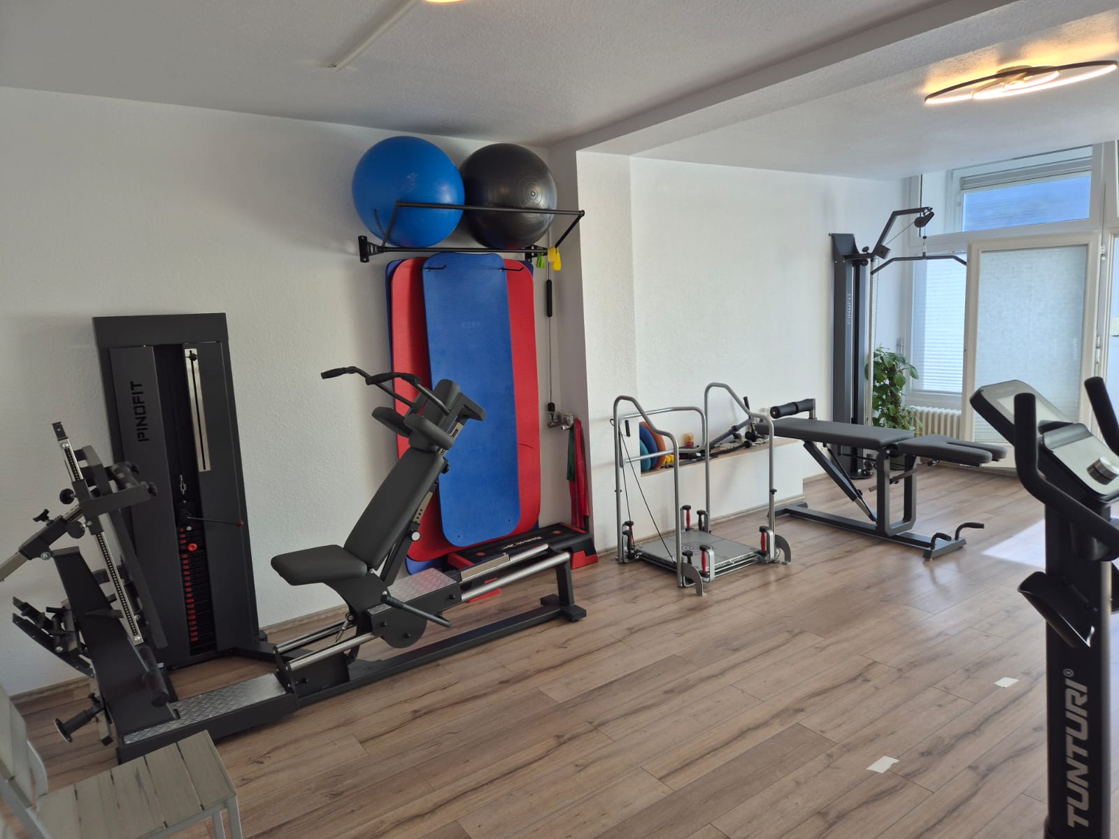 Trainingsbereich mit Beinpresse und weiteren Geräten